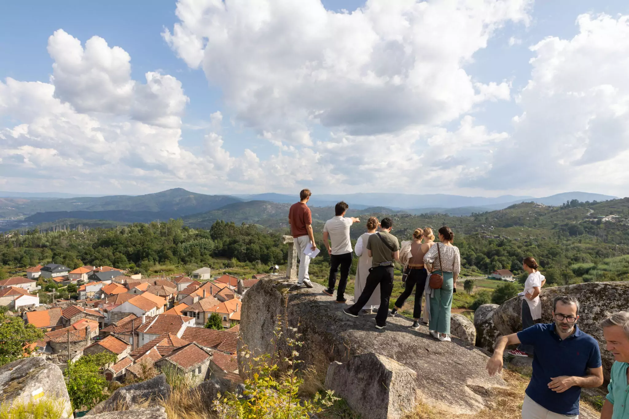 Persoas reunidas no miradoiro de Muimenta