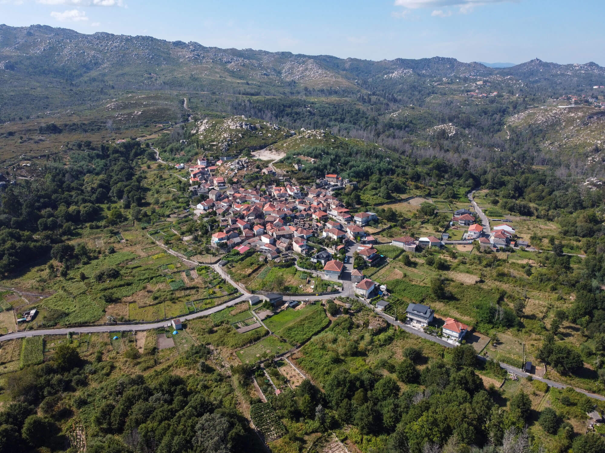 Vista aérea da aldea de Muimenta